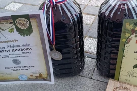 Domaće crveno vino