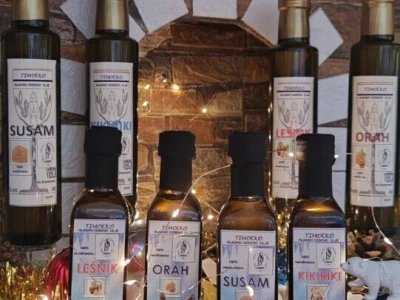 Domaće hladno ceđeno ulje od oraha,lešnika,susama,kikirikija,badema,tikve golice i suncokreta