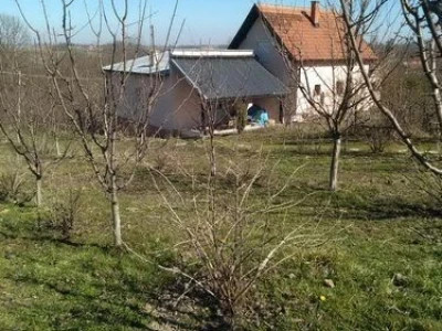 Dve kuće na jednom placu u banji Vrujci