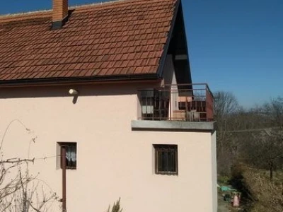 Dve kuće na jednom placu u banji Vrujci