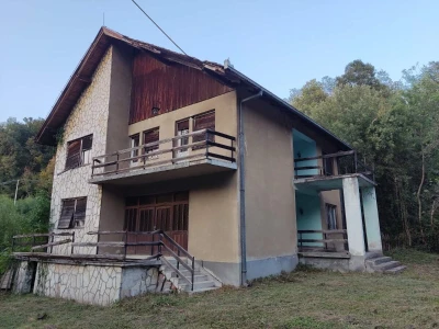 Kuca i plac u Strmovu