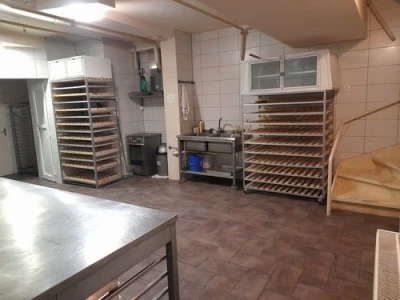 Izdajem lokal u Inđiji u stambenoj zgradi u centru grada