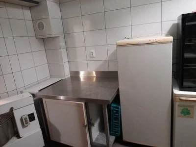 Izdajem lokal u Inđiji u stambenoj zgradi u centru grada