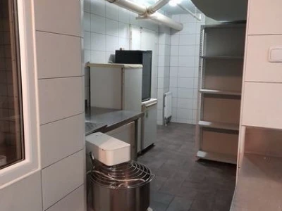 Izdajem lokal u Inđiji u stambenoj zgradi u centru grada