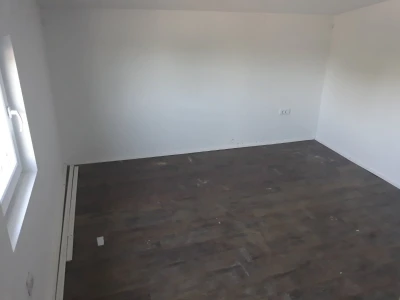 Za izdavanje oko 300 kvadrata sa kancelarijama na 7 ari placa