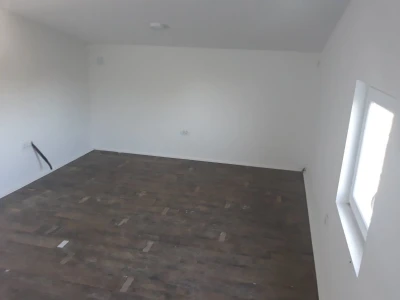 Za izdavanje oko 300 kvadrata sa kancelarijama na 7 ari placa