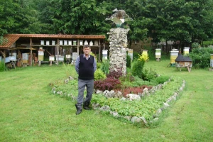 Pčelarsko gazdinstvo Marković u dvorištu ima spomenik pčeli
