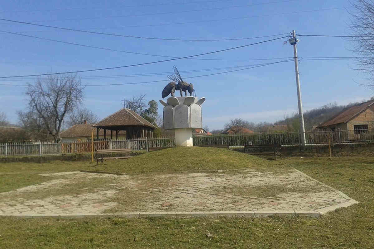 Spomenik pčeli