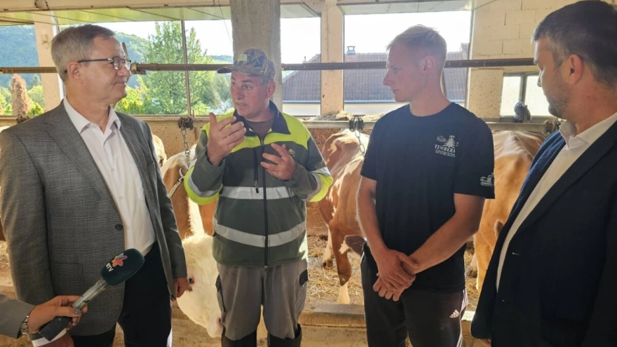 Ministar Glamočić na farmi