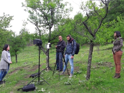 Voditelji poljoprivrednih emisija iza i ispred kamere