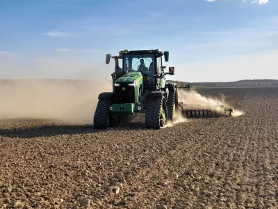 John Deere 8RX 410 traktor meseca