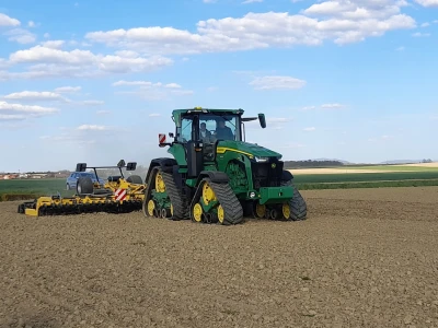 John Deere 8RX 410 traktor meseca