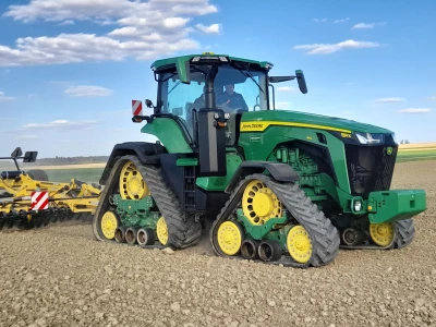 John Deere 8RX 410 traktor meseca