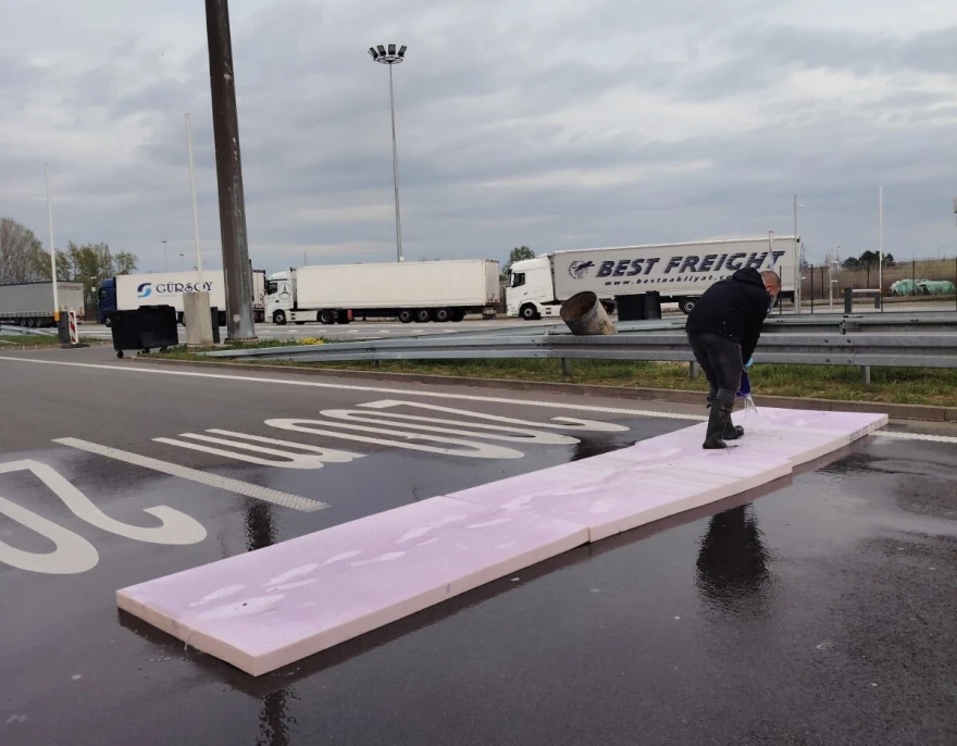 Obavlja se ručno ili ma&scaron;insko prskanje vozila pomoću ručnih ili motornih pumpi, &scaron;to omogućava temeljnu dezinfekciju