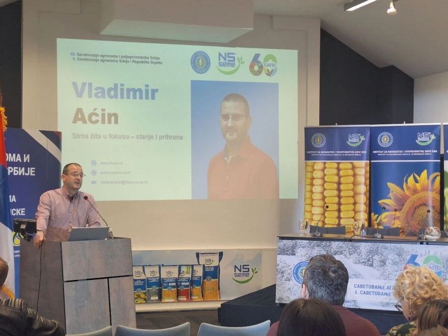 Aćin za govornicom