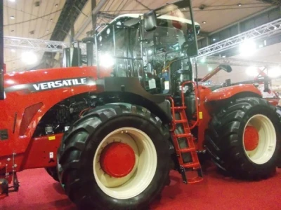 Versatile traktor