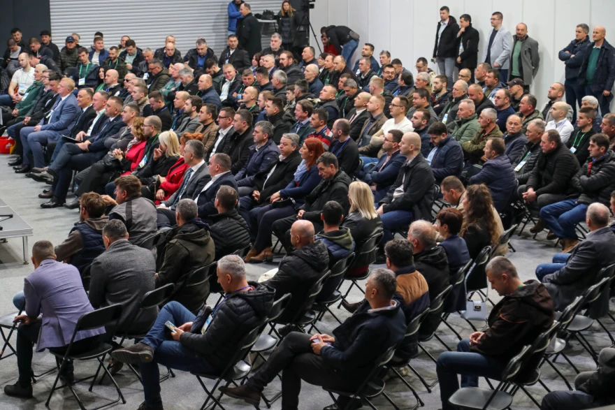 ljudi sjede u publici na predavanju