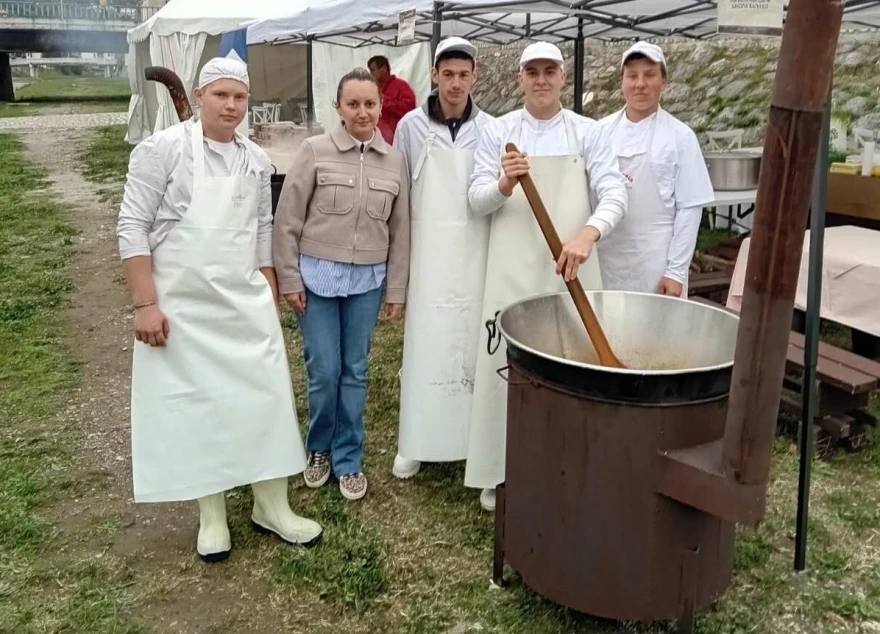 Učenici Poljoprivredne &scaron;kole sa profesorkom Savić