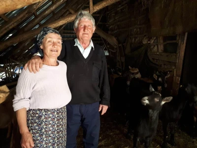 Dopče i Anđa: Naše koze su sestre srna, jeleni im dolaze, od vukova ih teško branimo