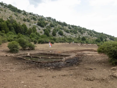 Dopremanje vode za stoku na Suvoj planini