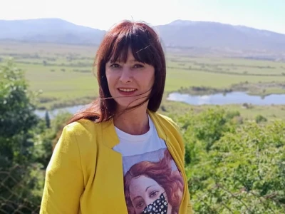 Voditelji poljoprivrednih emisija iza i ispred kamere