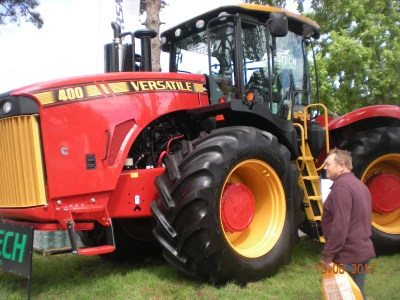 VERSATILE traktor