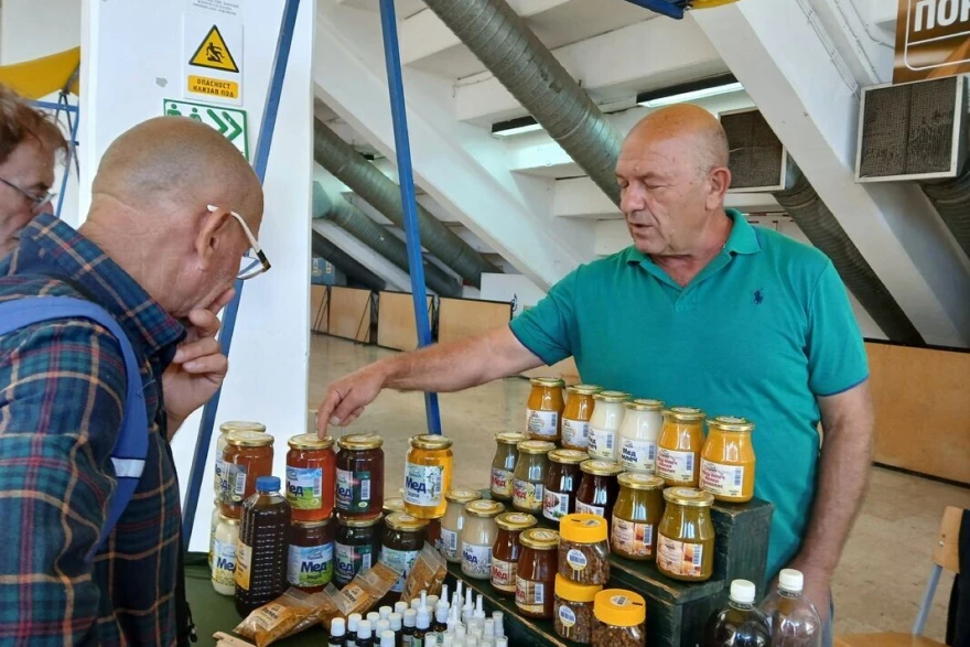 Marjan Gojković sa kupcima