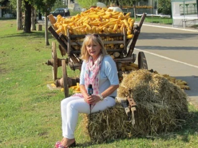 Urednica "Brazdi" (RTV) Vesna Jovanović najavljuje emisiju