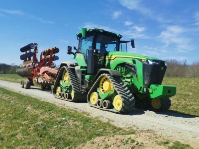 John Deere 8RX 410 traktor meseca