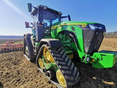 John Deere 8RX 410 traktor meseca