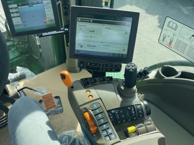 John Deere 8RX 410 traktor meseca
