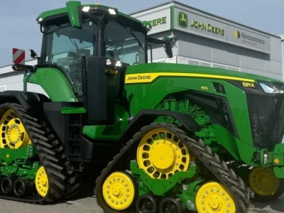 John Deere 8RX 410 traktor meseca