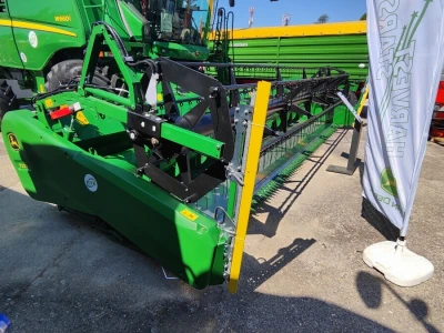 John Deere kombajni serije S700 sa prilagođenim hederima na Sajmu poljoprivrede
