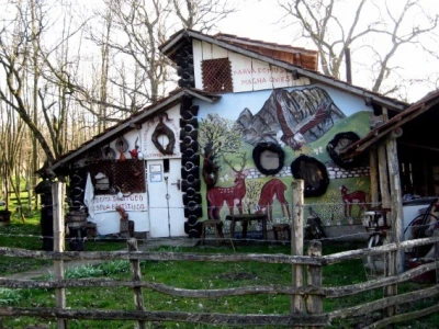 U kompleksu koliba oslikana sa motivima životinja