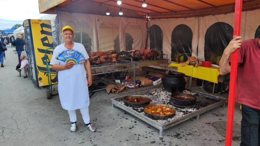 Prodavačica pored pečenja