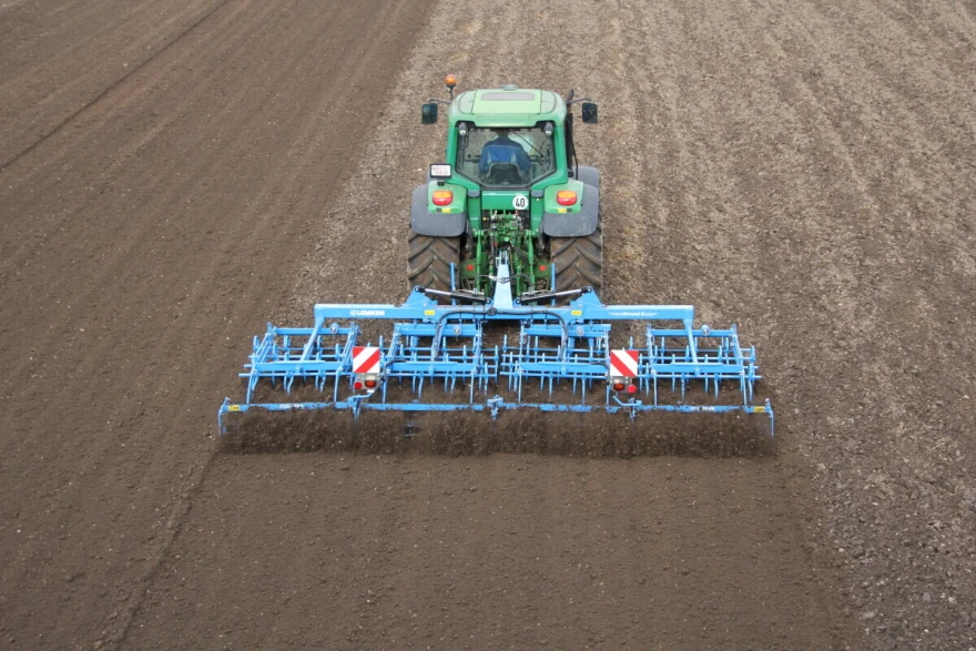 ovaj model zahteva traktor jačine od 120 do 190 konjskih snaga i pogodan je za sve tipove zemlji&scaron;ta