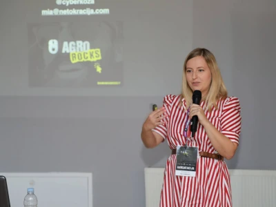 Mia Biberović, Netokracija