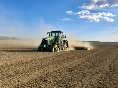John Deere 8RX 410 traktor meseca