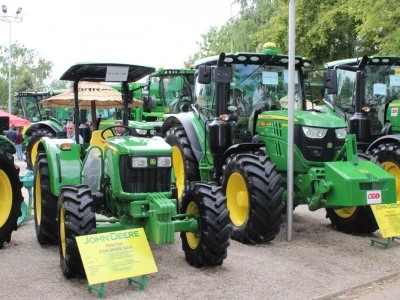 John Deere traktori