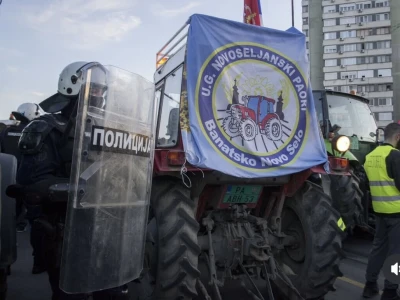 Novoseljanski paori štite traktorima studentske proteste