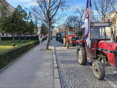 Novoseljanski paori štite traktorima studentske proteste