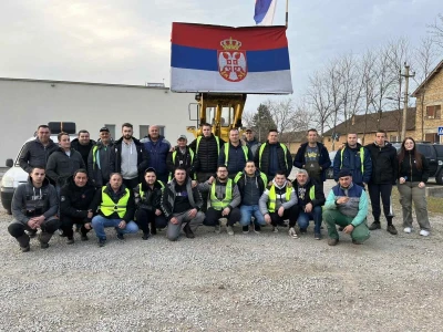 Novoseljanski paori štite traktorima studentske proteste