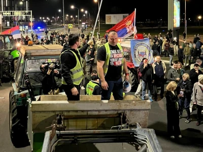 Novoseljanski paori štite traktorima studentske proteste
