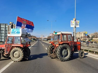 Novoseljanski paori štite traktorima studentske proteste