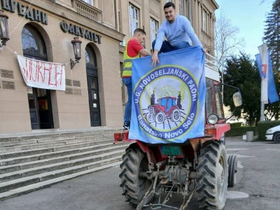 Novoseljanski paori štite traktorima studentske proteste