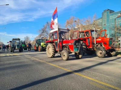 Novoseljanski paori štite traktorima studentske proteste