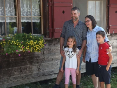Ovaj stočar za higijenu krava koristi inovativni proizvod od drva