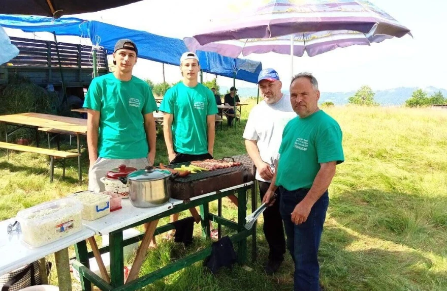 Nikola sa prijateljima