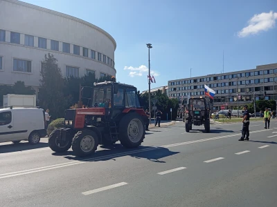 Protest ispred zgrade Banovine u Novom Sadu