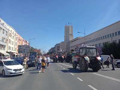 Protest ispred zgrade Banovine u Novom Sadu